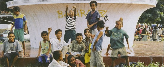 東ティモールの首都ディリ中心部にいた子供達