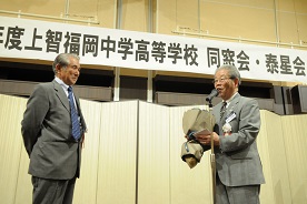 中島幸男新会長からの八尋良久前会長へ花束の贈呈